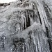 Una cascata completamente ghiacciata lungo il sentiero.