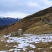 La fontana e la grande stalla dell'Alpe di Poltrinone.
