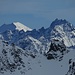 Und immer wieder werden von der Sonne Spotlights auf verschiedene Gipfel gesetzt: Gamspleisspitze (3014 m) und Vesilspitze.