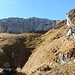 die etwas abschüssige Querung und Anstieg zum Felsaufbau des Misthufens (rechts, Schatten-Sonne-Grenze)