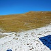 Ben visibile, alle spalle della Baita Alta, il sentiero che con una diagonale verso sinistra, raggiunge la cresta
