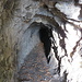 la zona è ricca di trincee, gallerie, cunicoli ecc.