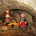 in alcune nicchie vi sono personaggi "natalizi"