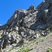 Hier kommt der Weg von der Laguzalpe mit dem Weg vom Formarinsee her zusammen, oben in der Mitte vom Bild geht der Weg quer durch den Felsen zum oberen Sättele, Bild vergrössern und man sieht die Bergänger.