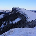 Gipfelaussicht vom höchsten Punkt der Petites Roches (1583m) auf den Le Chasseron (1606,6m).