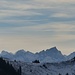 Zoom in den Winter über den breiten Sattel zwischen Hochplatte und Plattelberg hinweg. Tatsächlich ist genau die vielzitierte Karwendellücke von hier zu sehen! 