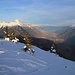 Blick vom tiefwinterlichen Gipfelplateau des Mont de l'Arpille ins grüne Rhonetal.