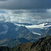 Ganz rechts der Piz Palü (3905m), in den Wolken das Berninamassiv; gesehen vom Piz Sareggio