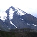 Das Rinderhorn ( 3448m ) mit der kompletten Aufstiegsroute ab Rindersattel ( Bildmitte ) : erst über den Felsgrat, dann über den großen Firnstreifen, der vom Gipfelgrat herunterkommt. Rechts das Chli Rinderhorn ( 3003m ).