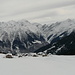 Panorama invernale con le case di Dötra e [http://www.hikr.org/tour/post15888.html Adula] sullo sfondo. 