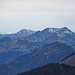 Zoom nach Südwesten: die vertrauten Ziele, Karwendelprominenz im Sonnenschein und als besondere Zugabe die halbe Karwendellücke