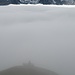 Während [u Esther58] schon in den Nebel eingetaucht ist, blicke ich wenige Meter weiter oben an der Frassenhütte noch drüber weg. <br /><br />Der sonnenbeschienene Teil der Hochnebeldecke auf der anderen Talseite suggeriert einen weißen Deckel über dem Ganzen