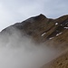 Dann war er da, der grosse Moment: Das Nebelmeer war durchbrochen und wir konnten im Aufstieg zu den beiden Marwees-Gipfeln etwas Sonne tanken.