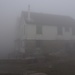 Meglisalp: Im letzten Moment tauchte das Berggasthaus aus dem Nebel auf.