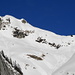 Rückblick auf eine herrliche (alpine) Wintertour: Gut zu erkennen meine einzelne Auf- und Abstiegsspur zur seichten Rinne entlang des Felssporns am rechten Bildrand (nun nicht mehr im Schatten)