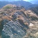 Cresta del Monte Ostano, tra roccette affioranti e vegetazione.