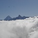 Links der große Berg ist das Bietschhorn ( 3934m) , rechts Groß ( 3293) und Klein-Hockenhorn, in den Wolken der Lötschenpass. Ach so, ganz links ist noch das Sackhorn ( 3212m) zu sehen. :-)