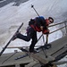 Besichtigung der Eisgrotte mit den Skis - Touristenattraktion!