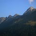 in der Mitte Krottenspitze und Öfnerspitze, der grüne Kopf links ist der Muttlerkopf