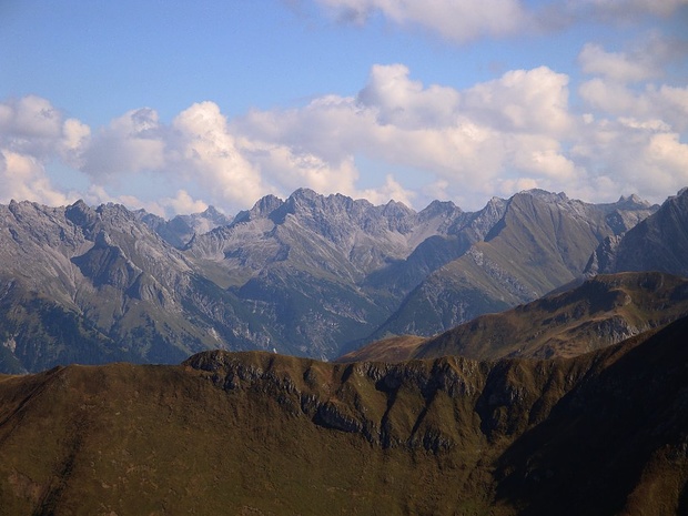 Blick nach Osten; markant, der schöne NW-Grat zur Oberlahmsspitze
