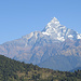 Auf der Fahrt von Pokhara nach Nayapul. Im Hintergrund der Machhapuchhre.