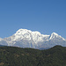 Auf der Fahrt von Pokhara nach Nayapul. Im Hintergrund die Annapurna South.