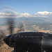Im Flugzeug von Katmandu nach Pokhara. Im Hintergrund der Himalaya.