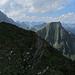 Aussichtsreicher Laufsteg; links der Maldongrat und mittig der Tschachaun mit seinen wilden Nordabstürzen