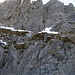 die letzten Meter bis zum Gipfel quert der schmale Bergweg diese Felswand.