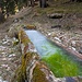 Hinter der Hütte trifft man auf einen gefrorenen Brunnen