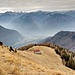 Dalla Cima d'Aspra verso l'Alpe d'Aspra e il fondovalle