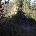 Nagelfluh-Damm auf dem Chreuel, eine hohe, schmale Mauer, die aber problemlos zu begehen ist