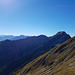 Der lange Ostgrat der Kreuzspitze zieht in die Kreuzkuchel hinunter, darüber der schöne Verbindungsgrat vom Kreuzspitzl zum Frieder