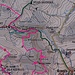 Karte mit Laufweg und korrektem Standort (linker Pfeil) des verfehlten Mečový kámen (Schwertstein). Der rechte Pfeil zeigt den Standort laut Wanderkarte. (Bildquelle: Infotafel)