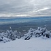 Ausblick über die mäandrierende Aare zu wolkenverhangenen Berner und Freiburger Gipfeln