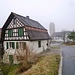 Schön restauriertes Riegelhaus mit interessantem Dach in Lommis