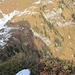 Blick vom Aussichtspunkt in die Aufstiegsroute (der zweite "Schlitz" im Schatten), mit Ortsmarke "Guppen" markiert ..