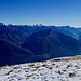 links der dominante Monte Legnone, rechts Valsassina