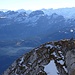 Im Vordergrund der Vorgipfel mit Blechfahne und dahinter die Berge des St. Galler Oberlands.