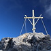 Áthos - Das Gipfelkreuz befindet auf sich auf einer Felskuppe und wurde offenbar 1897 aufgestellt. Auf der anderen Seite ist zumindest diese Jahreszahl angebracht.