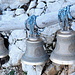 Áthos - Drei kleine Glocken lagern derzeit neben Kapelle und Gipfelkreuz.