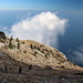 Im Abstieg zwischen Áthos und Panagía - Blick zur offenbar relativ ruhigen See, 1.700 m tiefer.