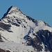Tschuggen (2520,2m):<br /><br />Aussicht mit starkem Zoom auf das Schwarzhorn (2927,6m). Wenn die niederschlagfreie Zeit noch bis übernächste Woche anhält plane ich diesen schönen Berg zu besteigen. Geplant ist eine Besteigung ab Gindelwald bei Nacht so dass ich den Gipfel zum Sonnenaufgang erreiche.