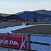 Wintersport auf Biegen und Brechen. Hauptsache die Loipe steht in der schneefreien Landschaft. 