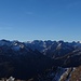 Blick auf die Karwendelhauptkette beginnend links mit dem Kamm zum Hochnissl und Lamsenspitze. Die zwei Berge im Vordergrund sind das Sonnjochmassiv mit Schaufelspitze links und die Mondscheinspitze rechts. 