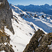 Rückblick zu den Spuren vom Chaisertor aus. Im Hintergrund die Urner Alpen. Die Spuren sind nicht von uns, sondern von unseren Vorgängern. Wir haben harten Schnee vorgefunden und die Tritte dankend benützt.