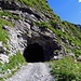 der Alpweg zu Ijesalp geht durch diesen Tunnel, eine Lampe ist nicht schlecht, geht aber auch ohne.