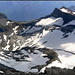 Uri-Rotstock, auf dem Gipfel. Blick auf die Aufstiegsroute (von links kommend schräg nach rechts über den Chlitaler Firn).