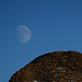 Der zunehmende Mond über dem Gipfelwegweiser der Güntlespitze