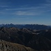 ..... unbekannte Namen: der Sass di Mura (2547 m, das Horn im Hintergrund links der Bildmitte), und noch weiter hinten links La Schiara (2565 m). Etwas rechts der Bildmitte findet sich der langgezogene Monte Pavione (2335 m, leicht angezuckert).